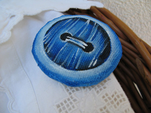 Knoflíček ladí k riflím :) — foto 1