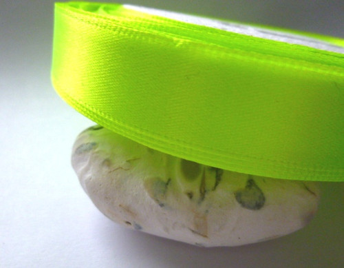 Stuha atlasová š.16mm neon zelená 1m/5,-Kč