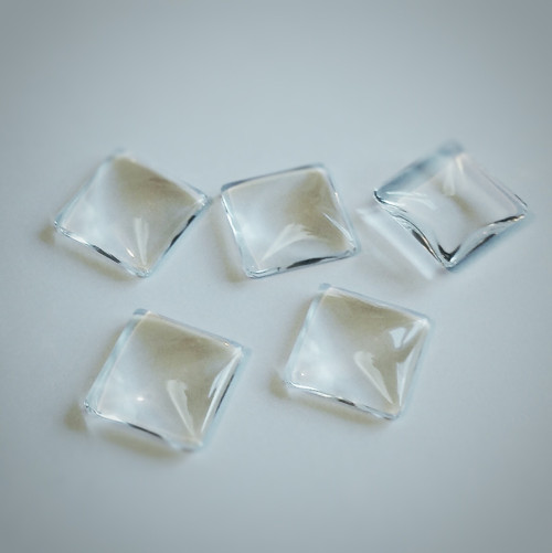 Skleněný kabošon 18mm čtverec vypouklý