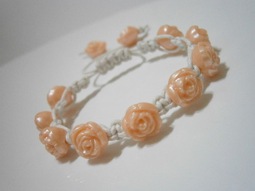 Dětský náramek s růžičkama - macramé/shamballa