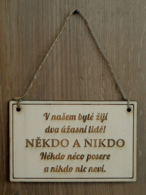 Dřevěná cedulka (někdo a nikdo)