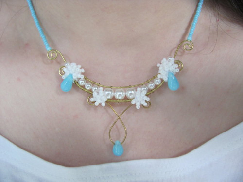 Nebesky modrobílý náhrdelník