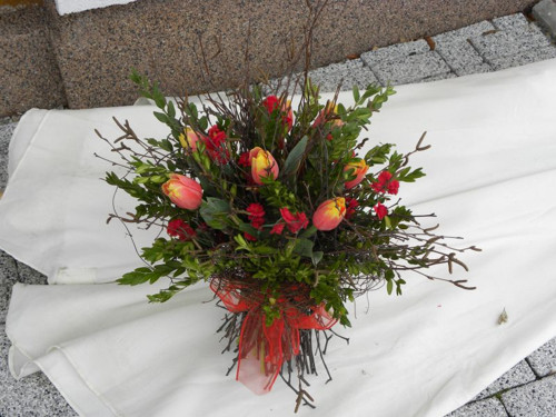 Březová kytka s tulipány — foto 1