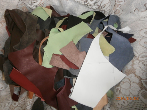 ODŘEZKY KŮŽÍ — foto 1