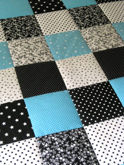 PATCHWORK deka 95x125 - černobílá s azurovou — foto 1