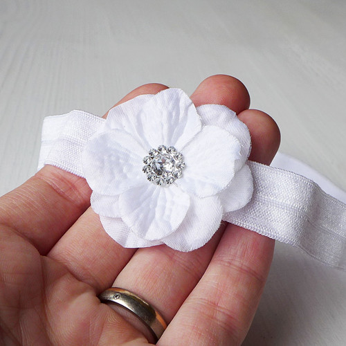 Čelenka pro newborn - bílá kytička — foto 1