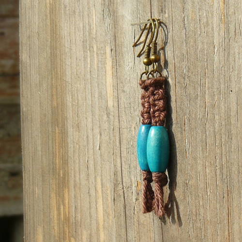 Macrame náušnice s modrým dřevěným korálkem — foto 1