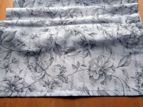 Bílošedý elegantní běhoun — foto 1