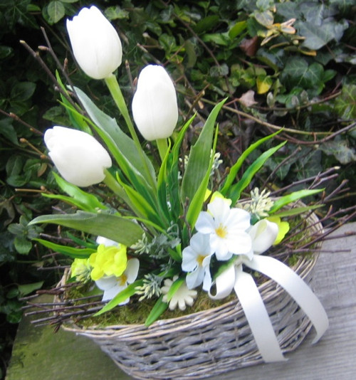 Jarní košík s tulipány — foto 1