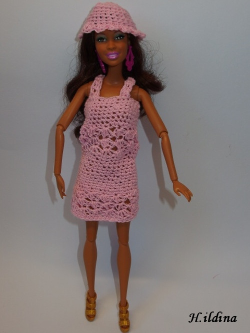 Růžové šaty s kloboučkem - oblečení na Barbie