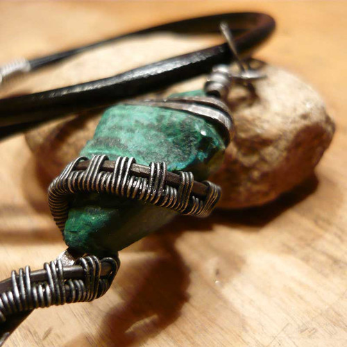 Náhrdelník- malachit, kov, wire wrapping — foto 1