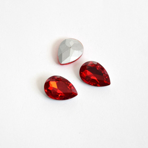 Skleněný kabošon slza 18x13 mm - jasně červená