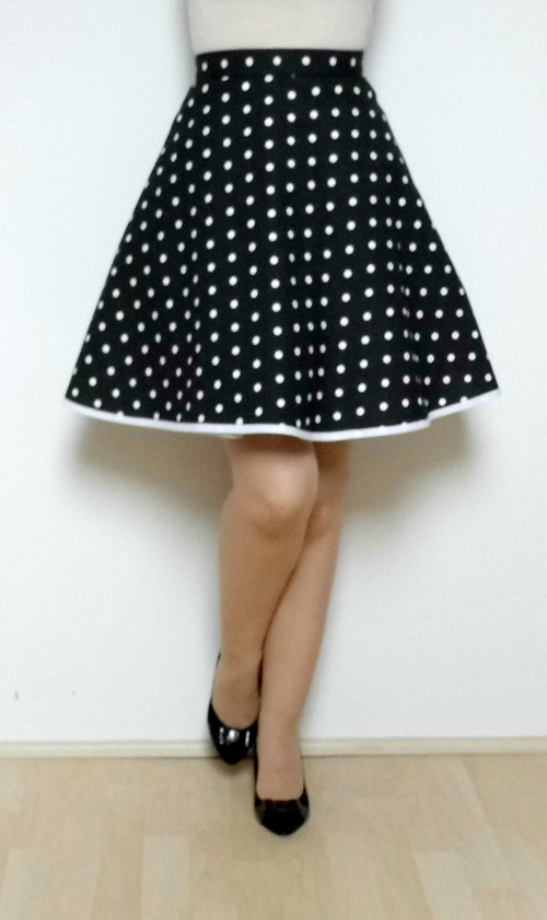 Půlkolová sukně - černá s puntíky — foto 1