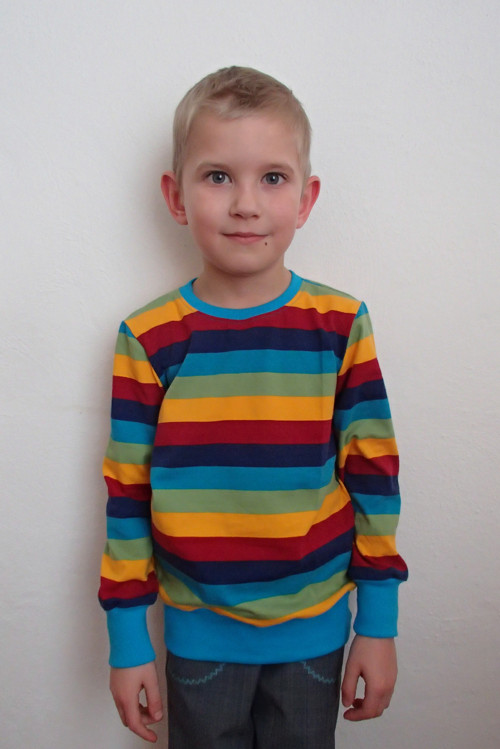 Veselé pruhované tričko s náplety — foto 1