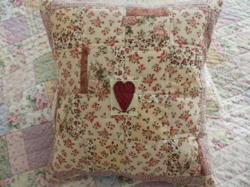 Patchwork polštář s aplikací — foto 1