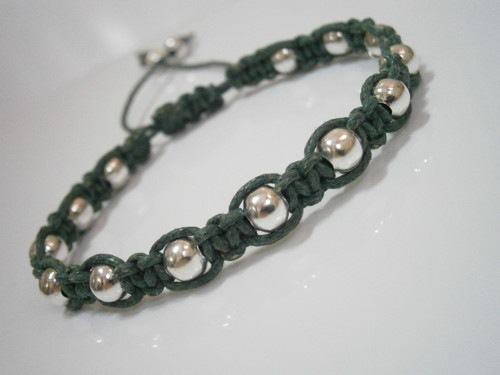 Náramek s kovovými korálky (macramé/shamballa) — foto 1
