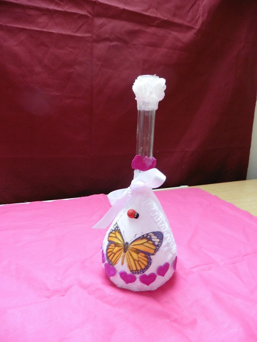 Vázička zdobená