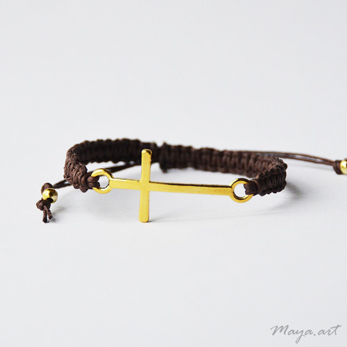 Hnědý náramek "MACRAME BRACELET" s křížkem