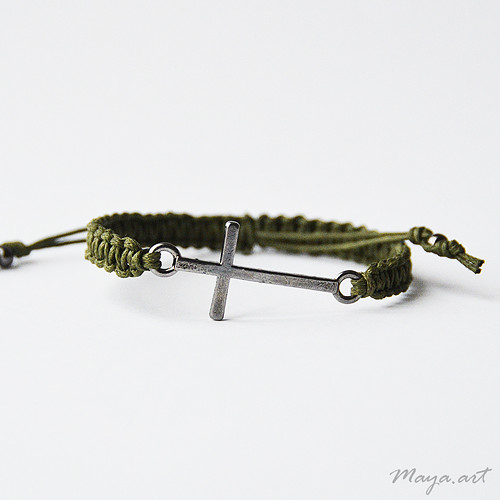 Tmavě zelený náramek "MACRAME BRACELET" s křížkem — foto 1