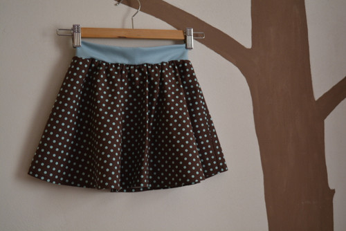 Hnědá dívčí půlkolová sukýnka (4-7 let) — foto 1