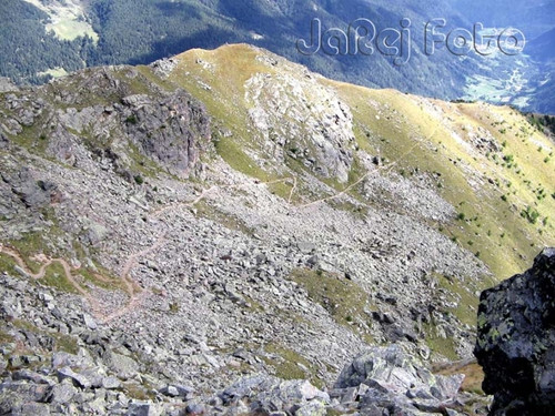Cestička v kamení