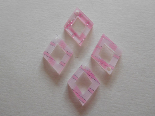 Přívěsek - plast — foto 1