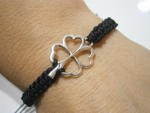 "Čtyřlístek" - černý náramek (macramé) - Unisex — foto 1