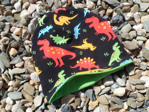Čepička barevní dinosauři na černé — foto 1