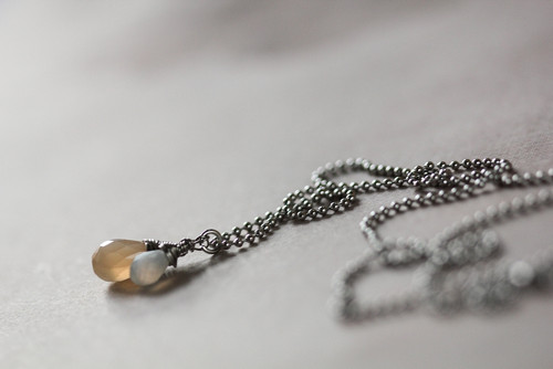 Ocelový náhrdelník s chalcedony — foto 1
