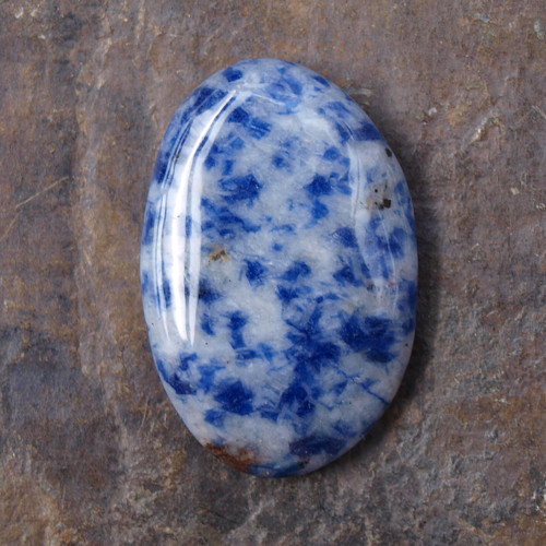 Sodalit-granit , placka 32 x 21 mm — foto 1