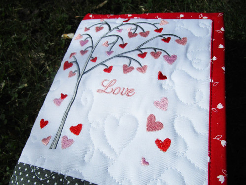 Vyšívaný obal na knihu "Love" — foto 1
