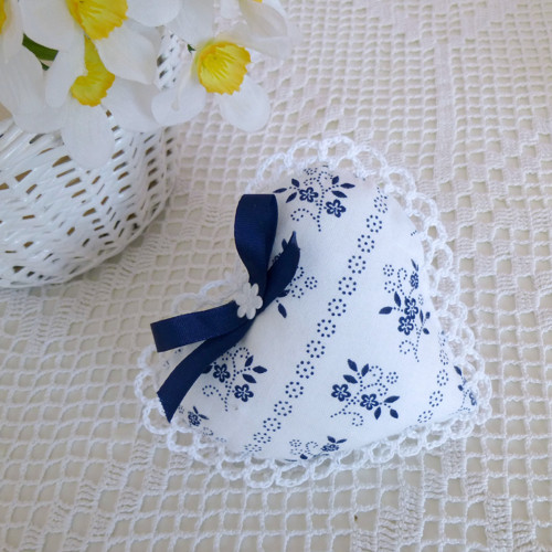 Srdíčko bílé s modrými kvítky 2 — foto 1