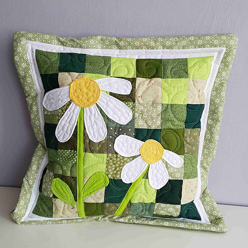 Rozkvetlý polštář - patchwork — foto 1