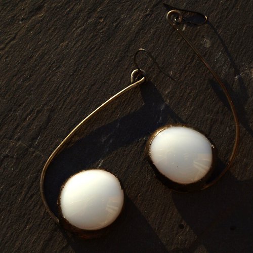 Bílé elegantní náušnice — foto 1