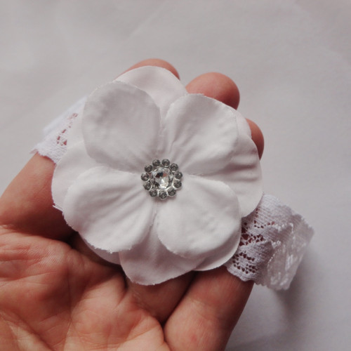 Bílá kytička pro newborn — foto 1
