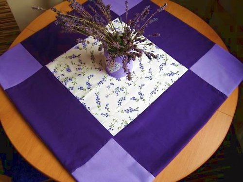 Levandulový patchworkový ubrus 75x75 — foto 1