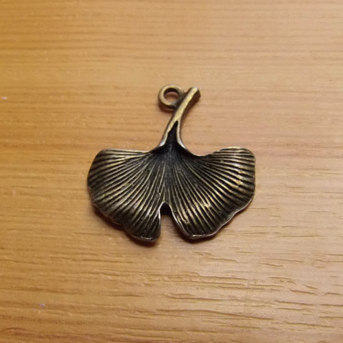 Starobronzový list ginko - 24mm x 23mm