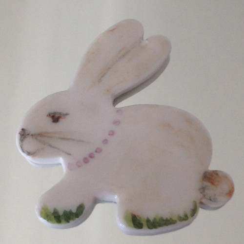 ZAJÍČEK DÁMA S KORÁLKY...porcelánová brož