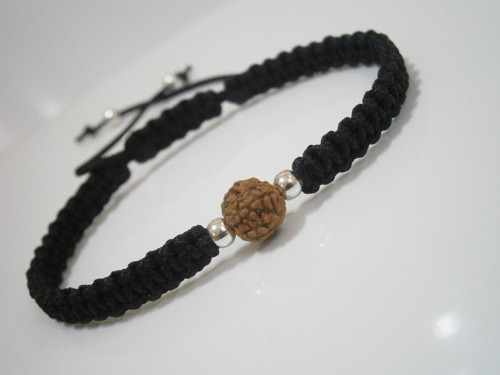 Černý náramek s Rudrakshou (macramé) - Unisex — foto 1