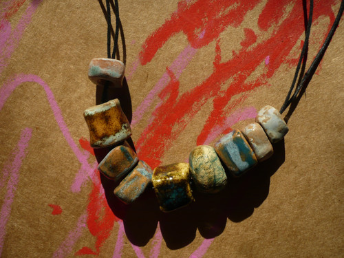 Amulet kostí klíčních/ keramické korále — foto 1