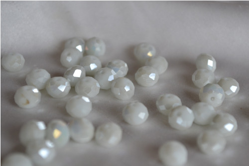 Korálky sklenené brúsené alabaster 4mm — foto 1