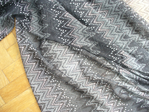 Jemná černá látka s chevron vzorem — foto 1