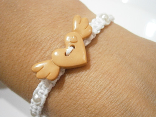 Bílý náramek se srdíčkem (macramé/shamballa) — foto 1