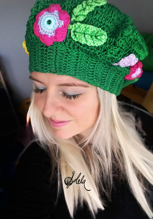 Háčkovaný baret s kytičkami — foto 1