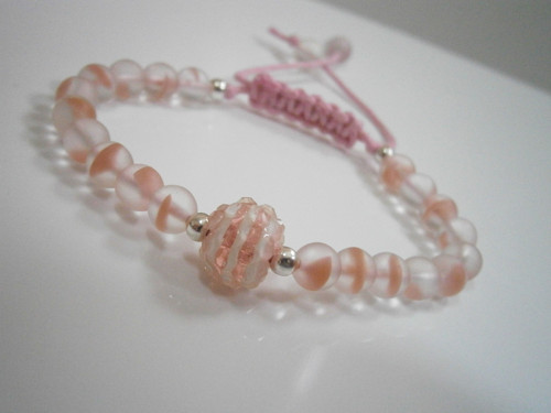 Skleněný růžový náramek (macramé)