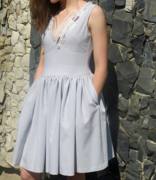 Šedé šaty s aplikací — foto 1