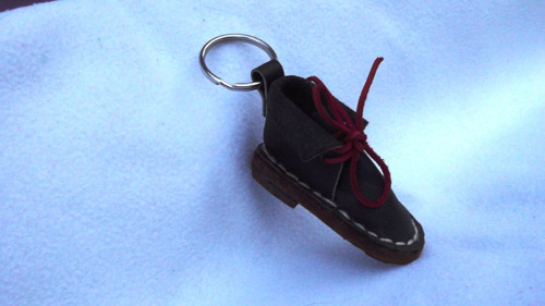 Klíčenka bota černá, laděná do červené — foto 1