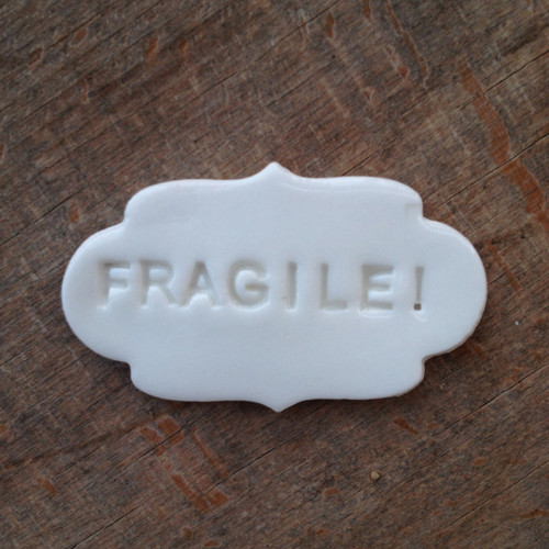 FRAGILE! porcelánová brož