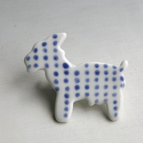 Koza puntíkatá (porcelánová brož) — foto 1