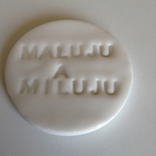 MILUJU A MALUJU porcelánová brož